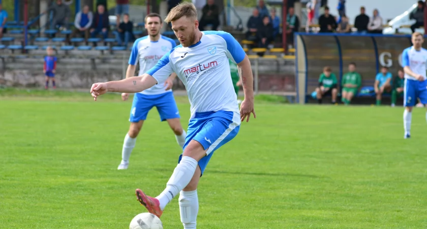 Piłka nożna, Kontrowersyjne zwycięstwo lidera Suchedniowie Orlicz postraszył Naprzód - zdjęcie, fotografia