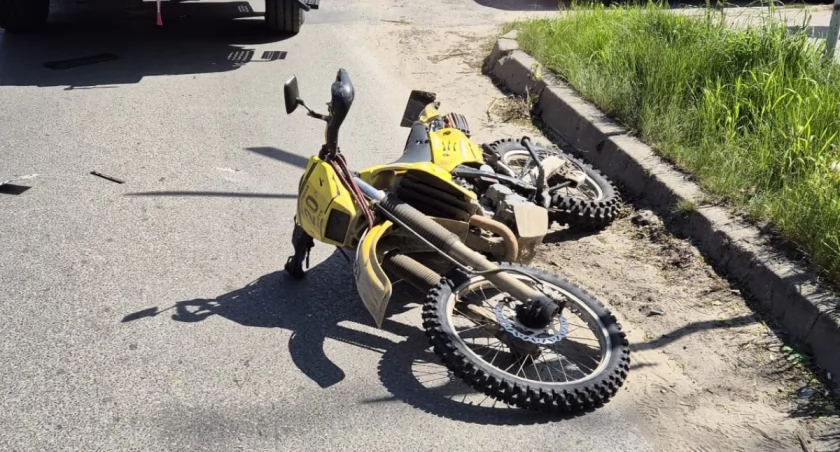 Poszkodowany motocyklista został przewieziony do placówki medycznej 