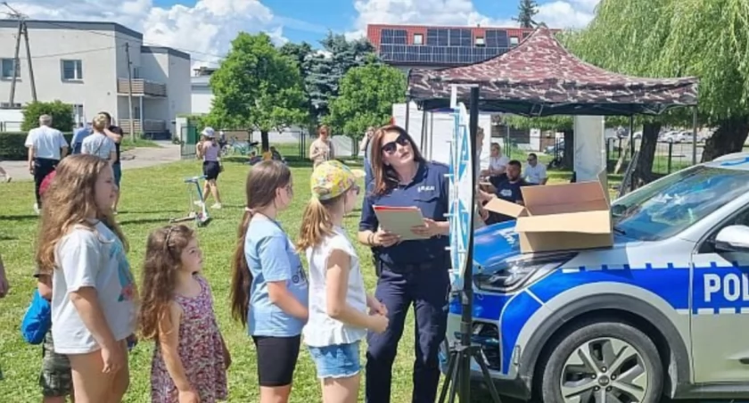 Dzięki wydarzeniu najmłodsi nie tylko dobrze się bawili, ale również zdobyli cenną wiedzę, która pomoże im bezpiecznie spędzić wakacyjny czas