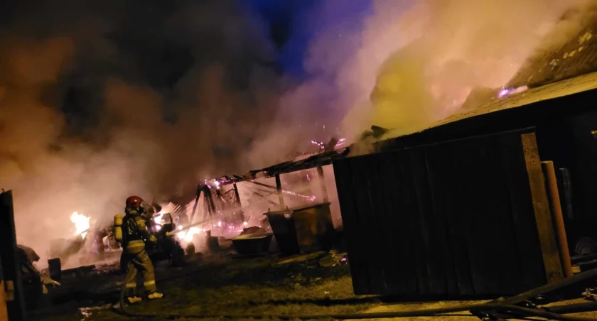 Akcja gaśnicza trwała ponad 5 godzin, a w działaniach brało udział łącznie 10 zastępów, liczących 39 strażaków