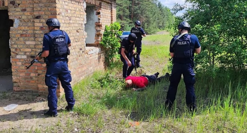 Funkcjonariuszom udało się obezwładnić napastnika 