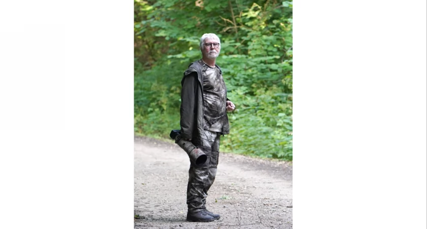 Jacek Major w lesie, gdzie wśród ssaków i ptaków czuje się jak w domu...