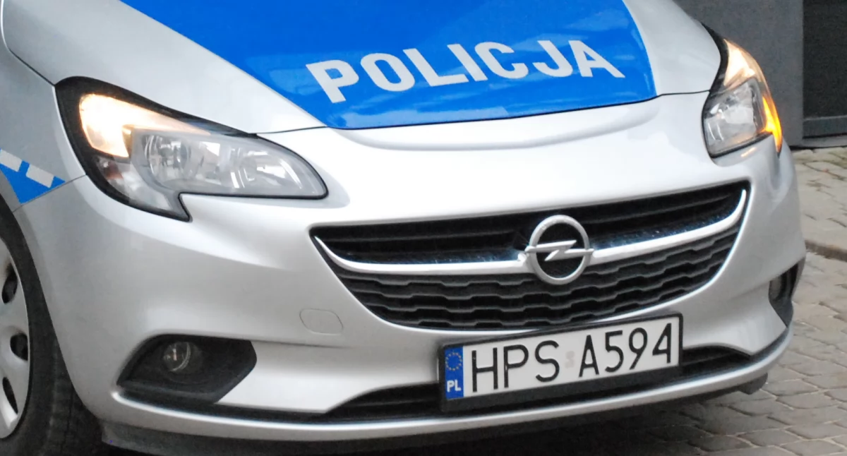 Kronika policyjna , Niebezpieczny przedmiot lesie powiecie skarżyskim czasu przyjazdu saperów teren zabezpieczali policjanci - zdjęcie, fotografia