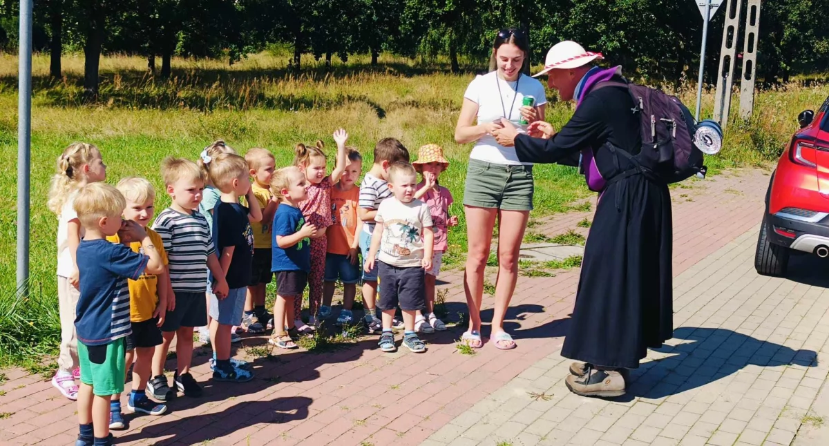 Kościół , Skarżyscy pielgrzymi drodze Jasną Górę - zdjęcie, fotografia