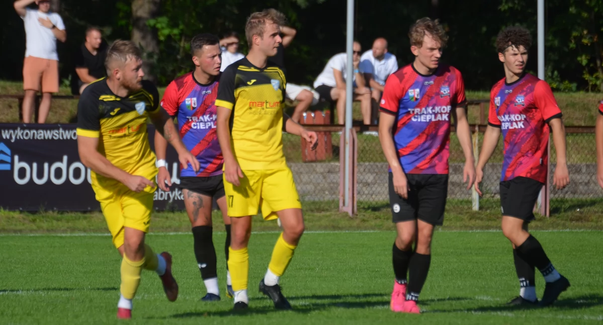 Marek Banaczkowski (pierwszy z lewej) w doliczonym czasie gry strzelił dwie bramki. Fot. Zbyszek Biber