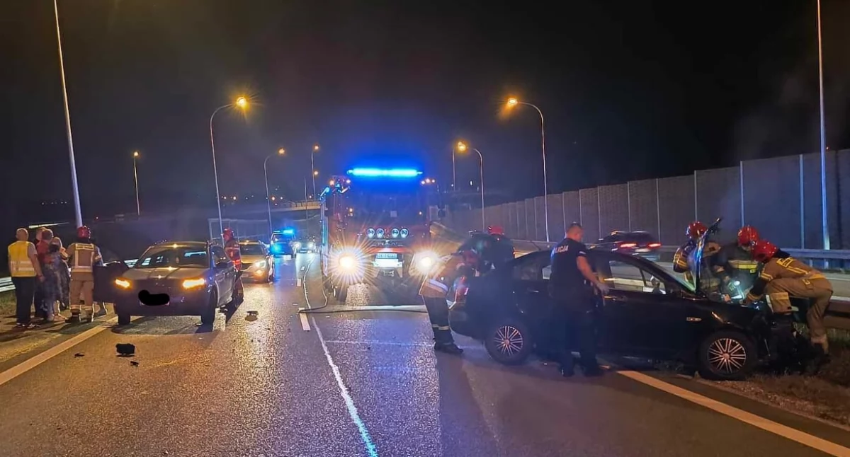 Wypadki , Wypadek trasie Skarżysku Kamiennej Zderzenie dwóch samochodów letnie dziecko wśród poszkodowanych - zdjęcie, fotografia