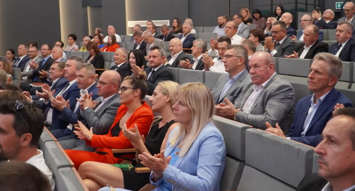 Swój udział w tym wydarzeniu mieli przedstawiciele Samorządu Powiatu Skarżyskiego - wicestarosta Katarzyna Bilska i członek zarządu Cezary Błach oraz samorządowcy z gmin powiatu skarżyskiego, którzy również będą aplikować o środki z KPO. 