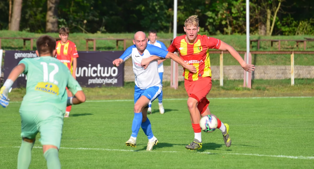 Piłka nożna, Biało niebiescy awansem rundy Okręgowego Pucharu Polski Orlicz lepszy juniorów Korony Kielce - zdjęcie, fotografia