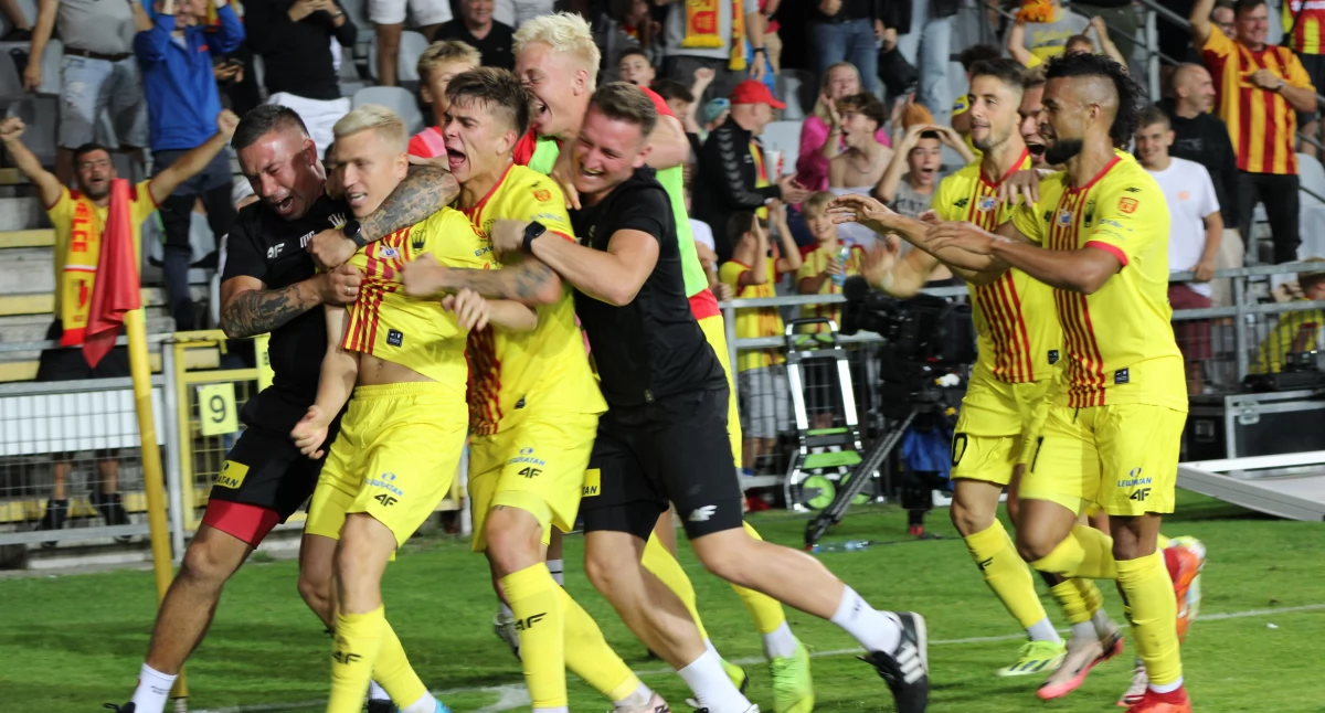 Piłka nożna, Korona Kielce pierwszym zwycięstwem sezonie Teraz Puszczę Niepołomice - zdjęcie, fotografia
