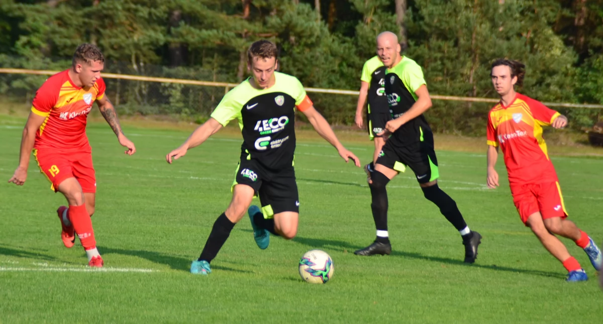 Piłka nożna, Klasa okręgowa Pierwsze zwycięstwo Orlicza Suchedniów - zdjęcie, fotografia