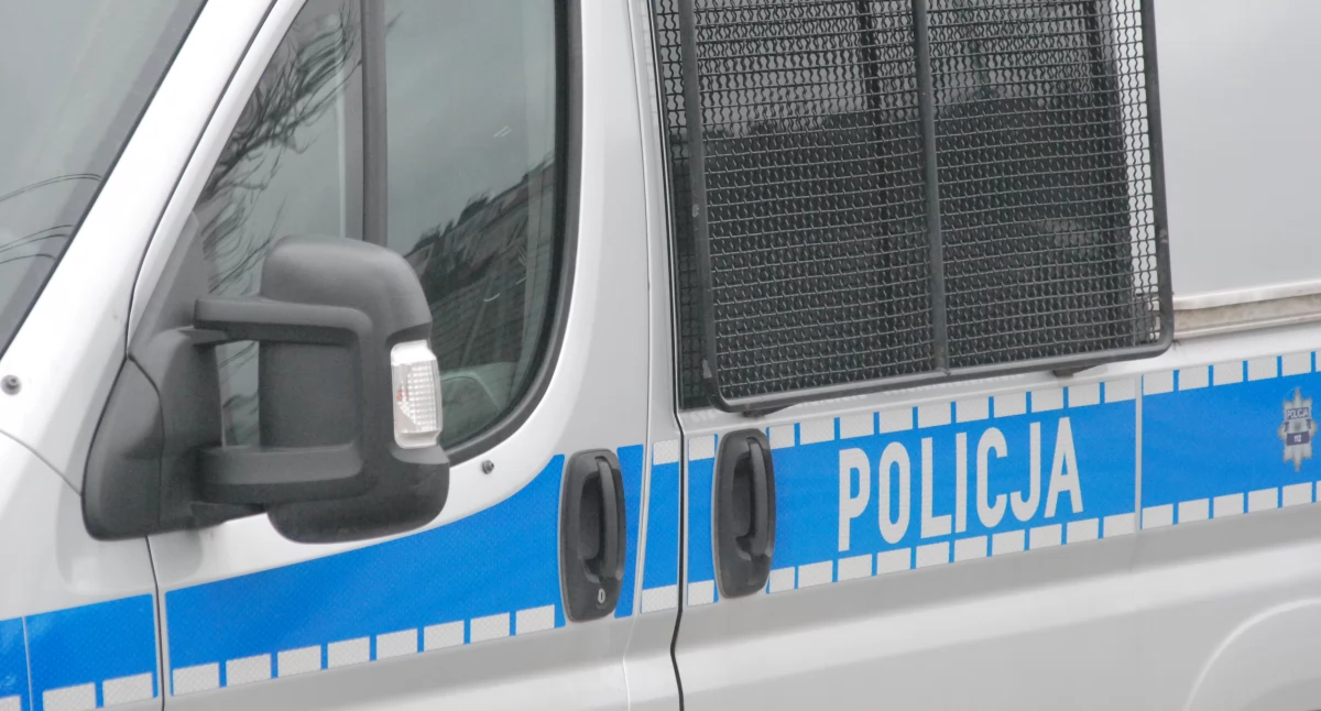 Kronika policyjna , Zniszczona elewacja terenie gminy Bliżyn Policja szuka wandala - zdjęcie, fotografia