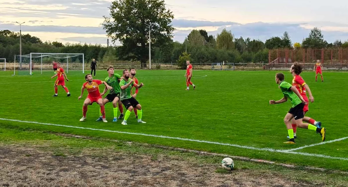 Piłka nożna, Orlicz Suchedniów lepszy rezerw Staru Starachowice - zdjęcie, fotografia