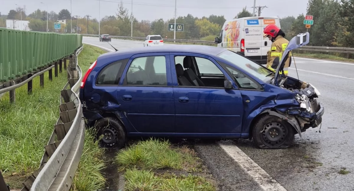 Wypadki , Wypadek trasie Stracił panowanie autem uderzył barierę - zdjęcie, fotografia