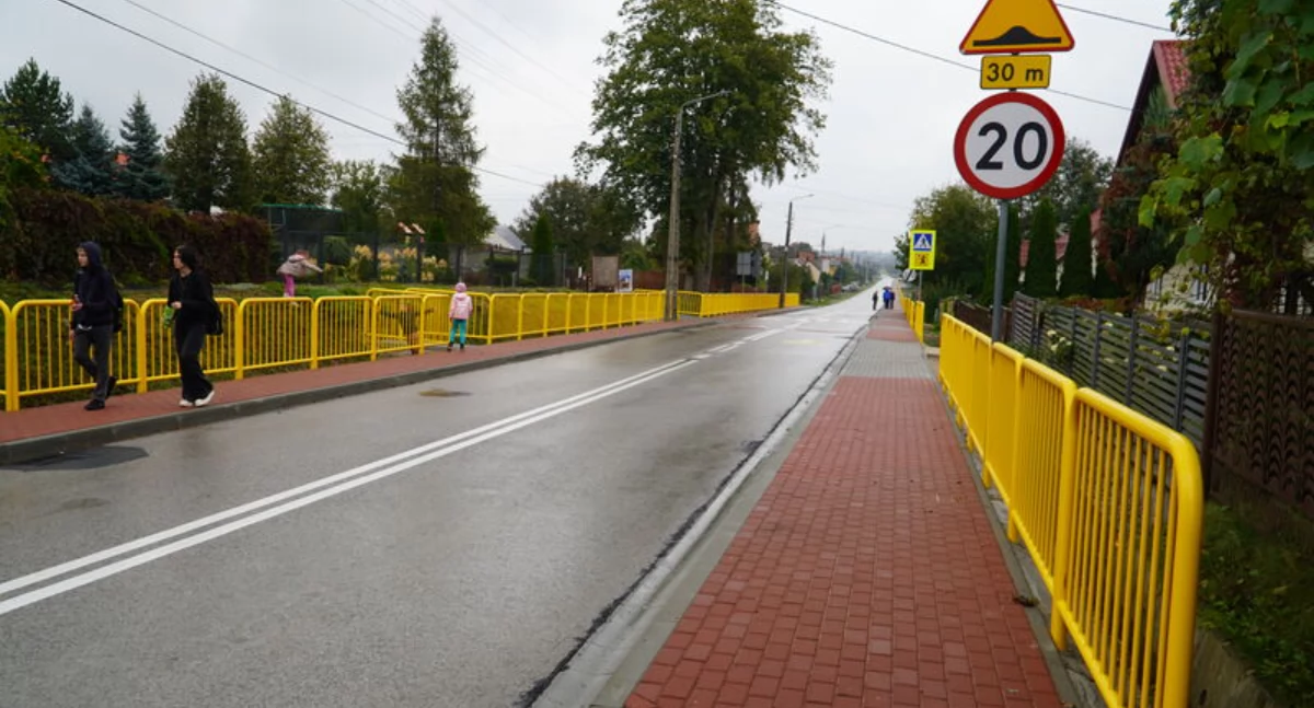 Informator Samorządowy Powiatu Skarżyskiego, Powiat Skarżyski wybudował kolejny chodnik razem ulicy Książęcej Skarżysku Kamiennej - zdjęcie, fotografia