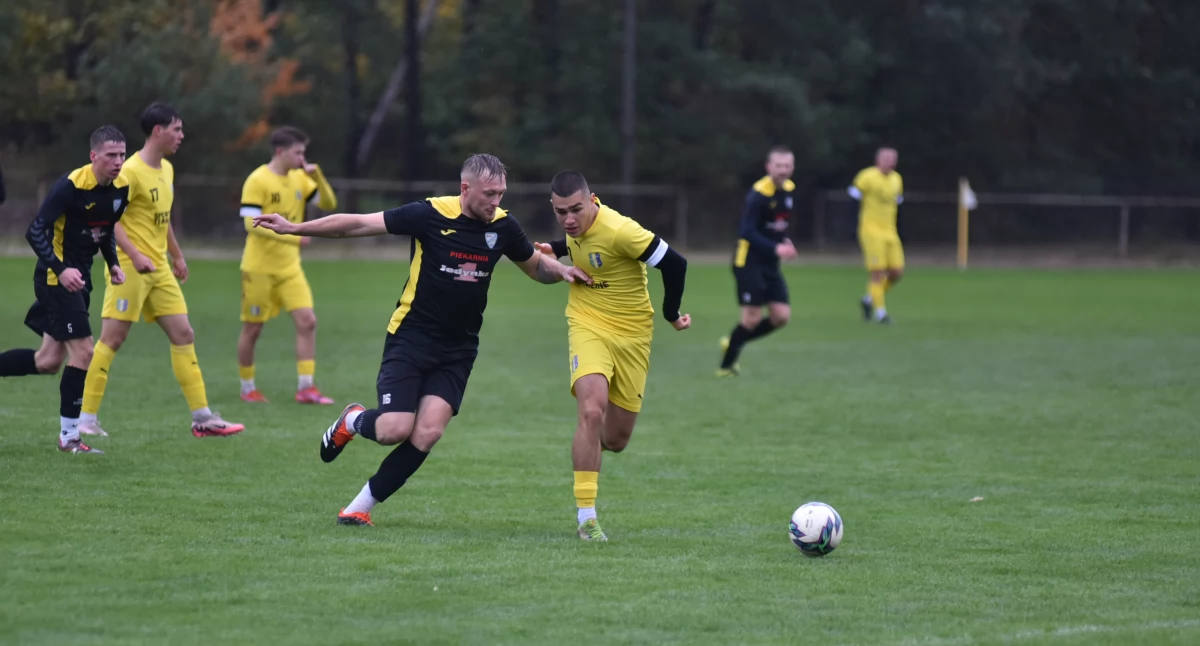 Piłka nożna, pierwszej połowie pachniało niespodzianką Orlicz postawił liderowi - zdjęcie, fotografia