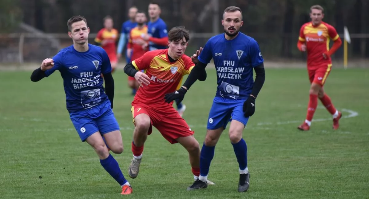 Piłka nożna, Klasa okręgowa Orlicz Suchedniów urwał punkty wiceliderowi - zdjęcie, fotografia