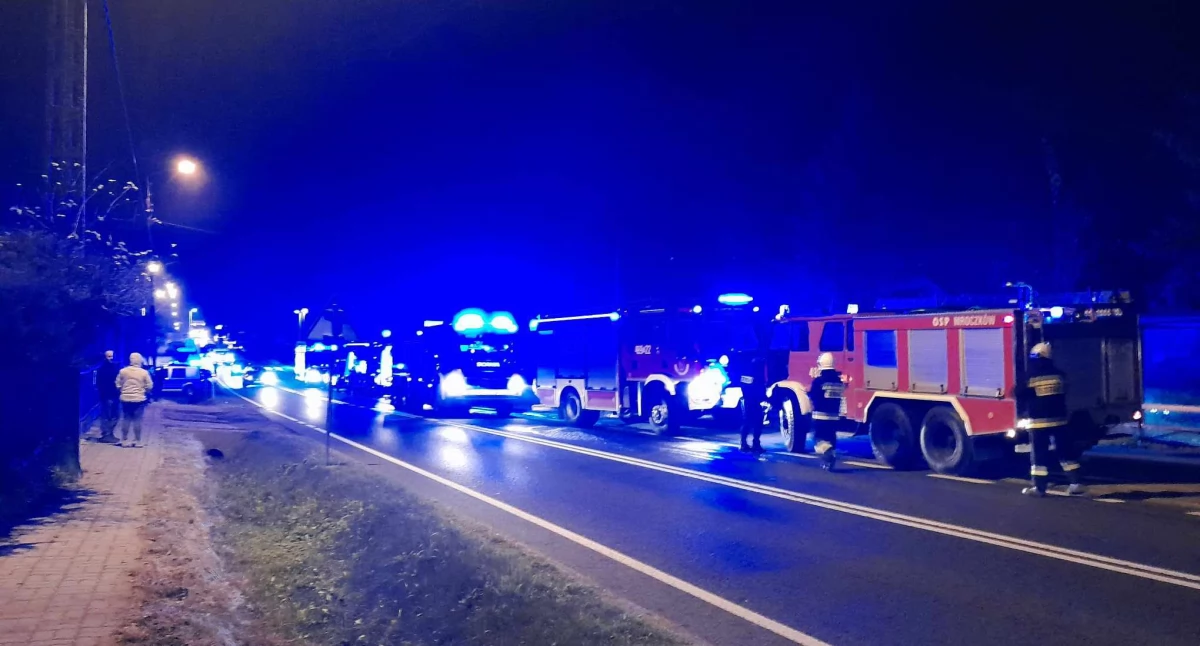 Pożary, Pożar budynku gospodarczego Brześciu zastępów straży pożarnej akcji - zdjęcie, fotografia