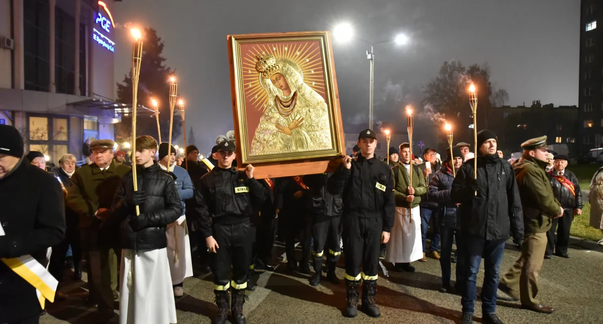 Kościół , Uroczystości Matki Bożej Miłosierdzia Ulicami Skarżyska przeszła procesja zawierzenia - zdjęcie, fotografia