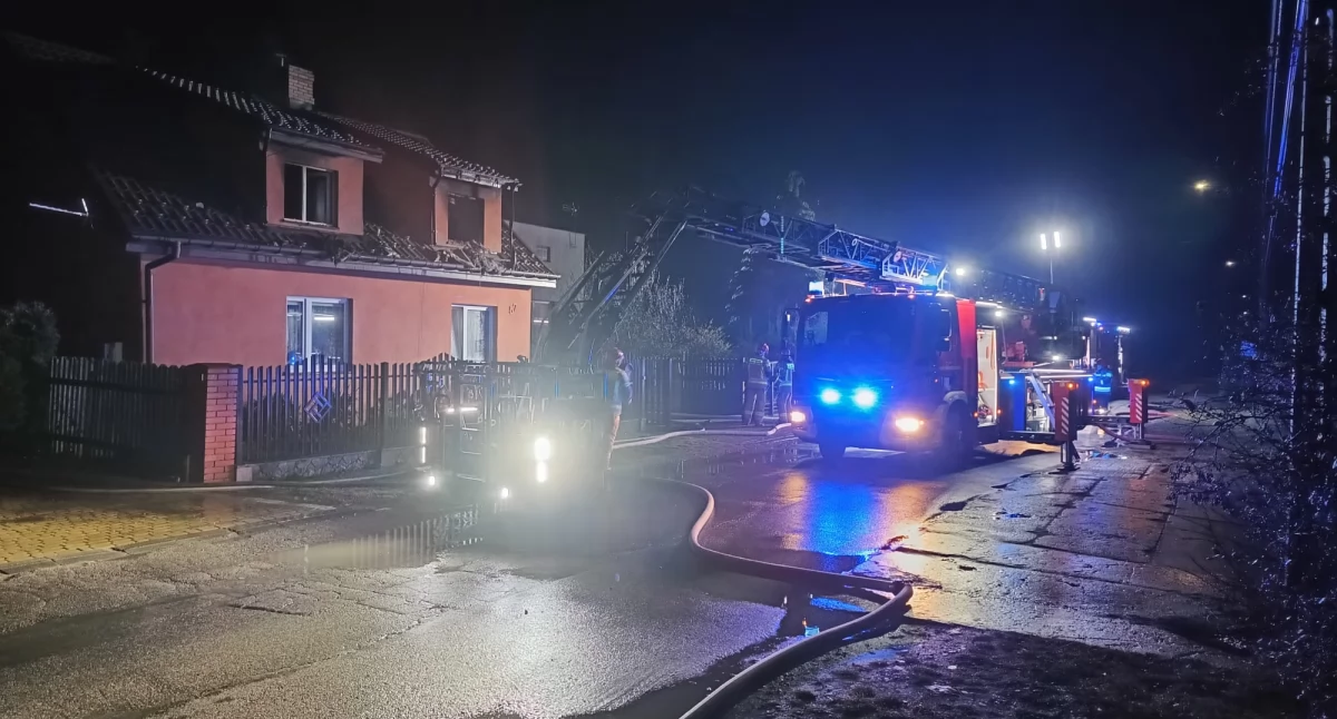 Pożary, Pożar jednorodzinnego Skarżysku Kamiennej Dwoje mieszkaniowców ewakuowanych - zdjęcie, fotografia