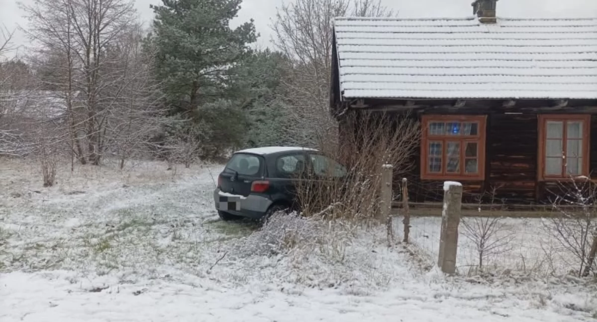 Wypadki , Wypadek Majkowie Toyota wjechała chodnik potrącając matkę dziećmi - zdjęcie, fotografia