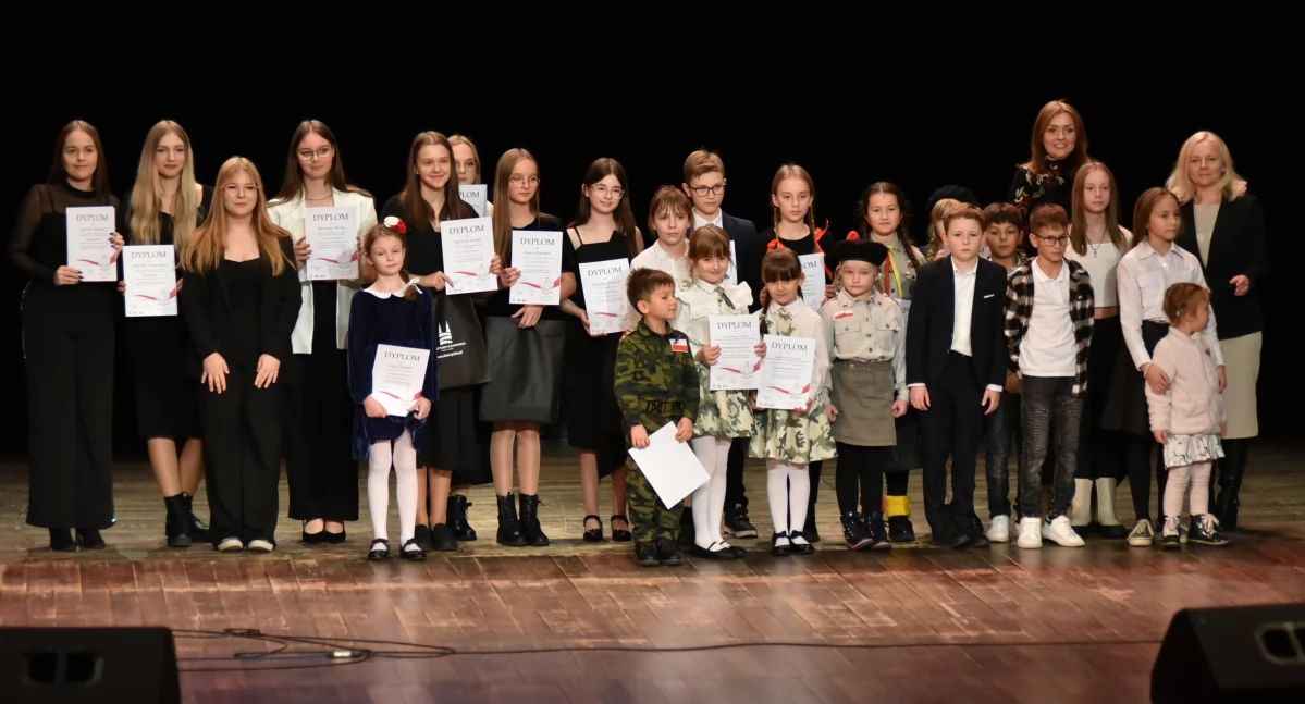 Konkursy , Finałowa Laureatów Skarżyskiego Przeglądu Pieśni Patriotycznej Pieśnią Niepodległej - zdjęcie, fotografia
