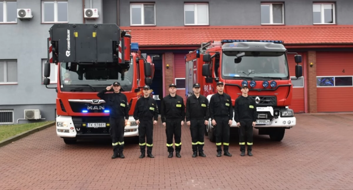 Kronika policyjna , Skarżyscy strażacy oddali hołd tragicznie zmarłemu policjantowi Zginął podczas służby - zdjęcie, fotografia