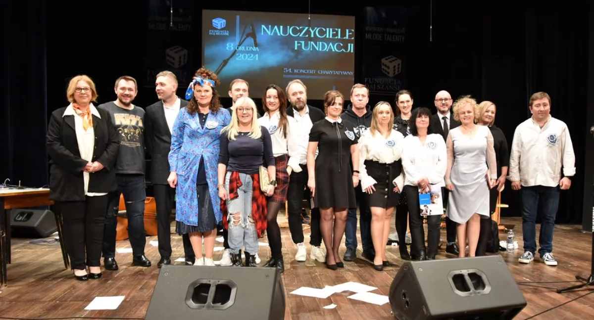 Koncerty , Nauczyciele scenie koncert charytatywny Fundacji Szansę - zdjęcie, fotografia