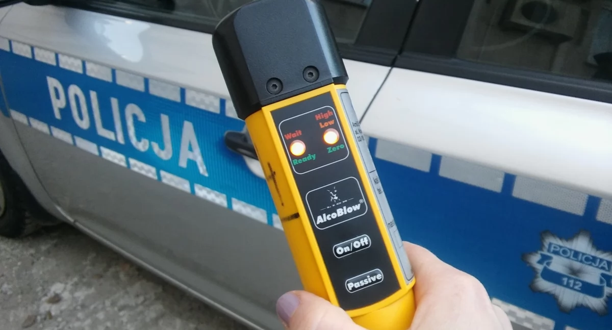 Wypadki , Wypadek trasie Samochód osobowy uderzył barierę energochłonną - zdjęcie, fotografia