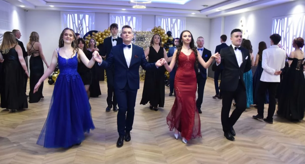 Uroczystości , Studniówka Mikołaja Kopernika Elegancja wdzięczność wspólna zabawa - zdjęcie, fotografia