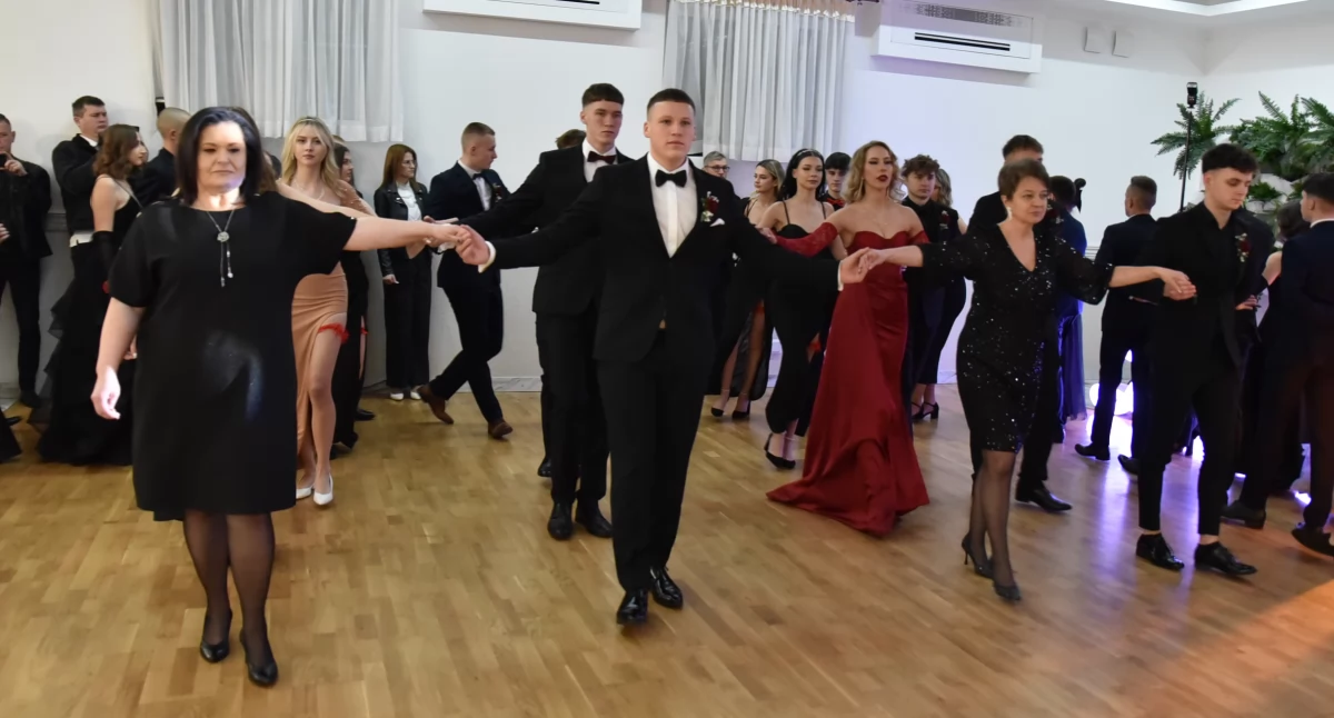 Uroczystości , Wyjątkowa studniówka Zespołu Szkół Samochodowo Usługowych - zdjęcie, fotografia