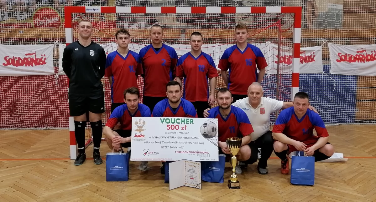 Piłka nożna, Skarżyscy kolejarze podium turnieju halowym piłki nożnej Puchar Sekcji Zawodowej Infrastruktury Kolejowej NSZZ SOLIDARNOŚĆ - zdjęcie, fotografia