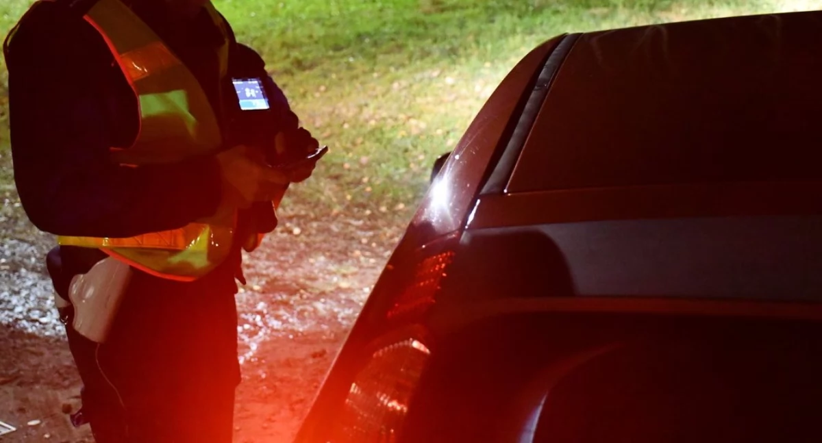 Kronika policyjna , Policjanci zatrzymali dwóch mężczyzn zakazanymi substancjami Odpowiedzą posiadanie narkotyków - zdjęcie, fotografia