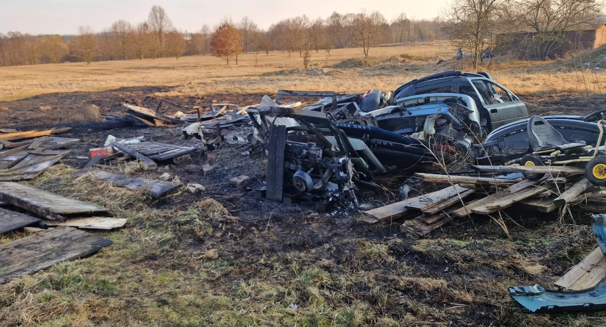 Pożary, Pożar Suchedniowie Ogień zajął składowane części samochodowe - zdjęcie, fotografia