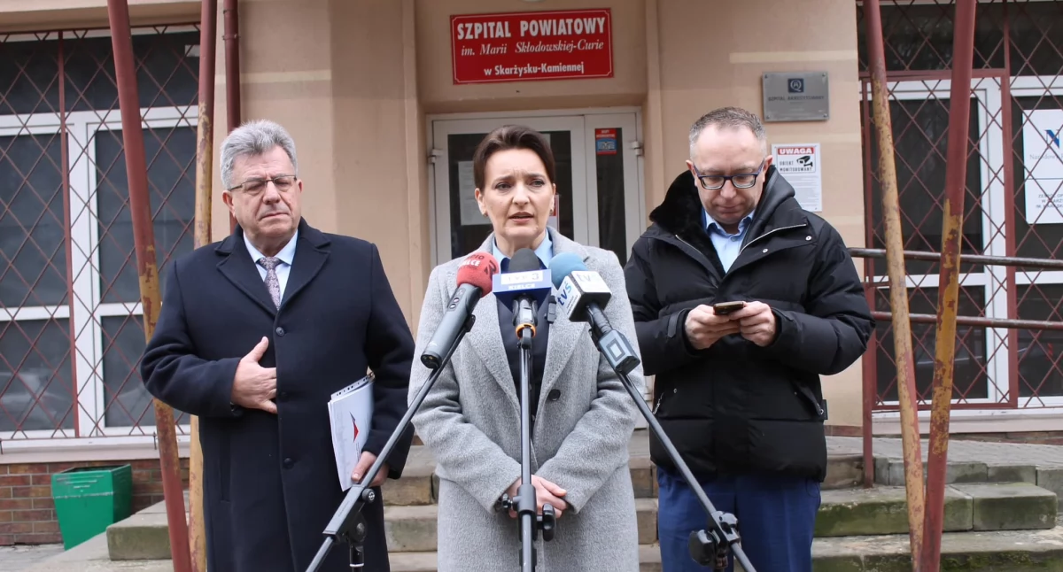 Wojewoda świętokrzyskiego Józef Bryk, minister do spraw polityki senioralnej Marzena Okła-Drewnowicz oraz posła na Sejm RP Artura Gierady. Tematem spotkania było dofinansowanie dla szpitali oraz systemowa pomoc dla seniorów. Fot. FB Marzena Okła-Drewnowicz