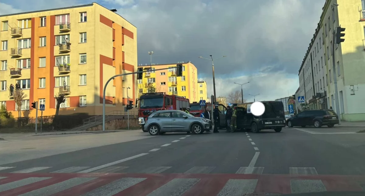 Wypadki , Kolizja samochodu osobowego busem Interwencja strażaków Skarżysko Kamienna - zdjęcie, fotografia