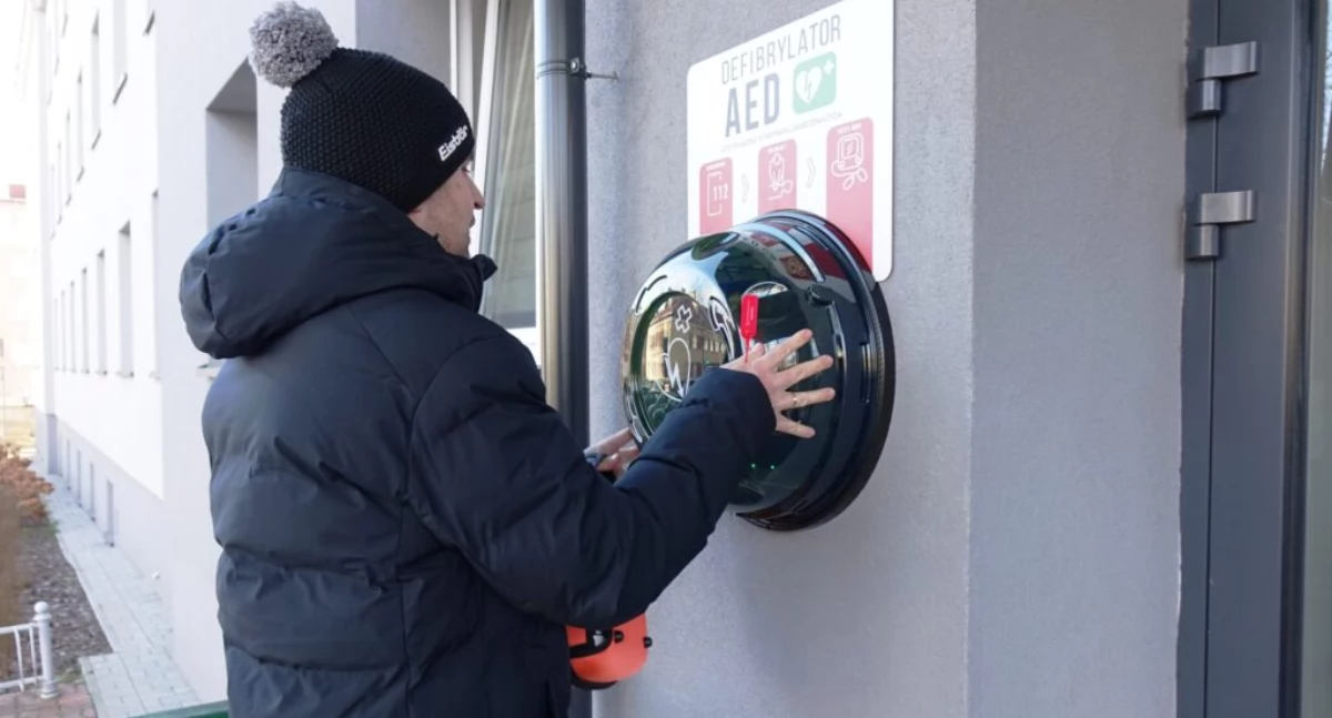 Defibrylator przy Urzędzie Miasta w Skarżysku-Kamiennej. Fot UM Skarżysko