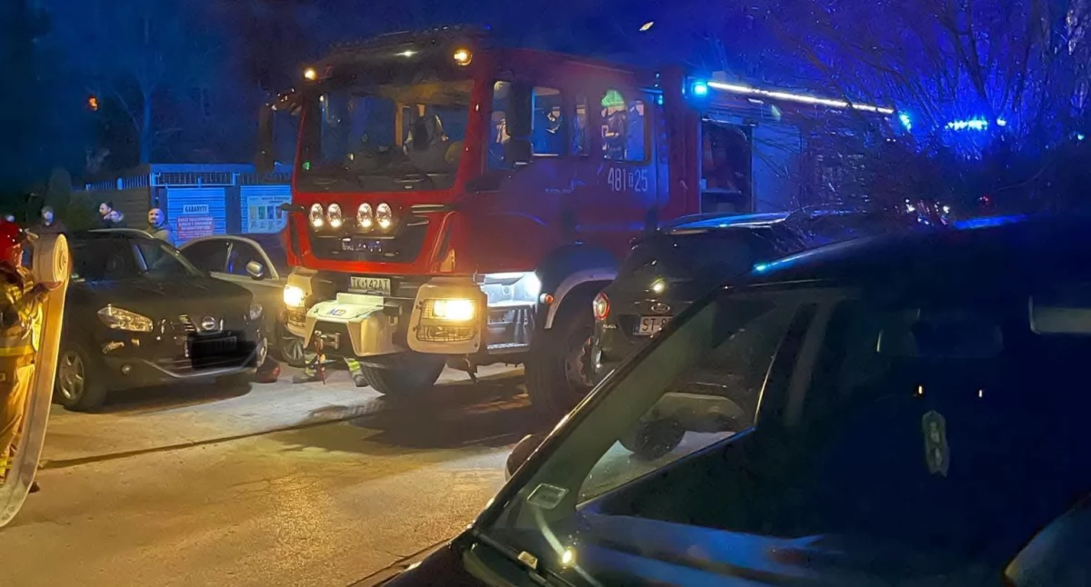 Pożary, Pożar budynku wielorodzinnym Skarżysku Kamiennej Ewakuacja interwencja straży pożarnej - zdjęcie, fotografia