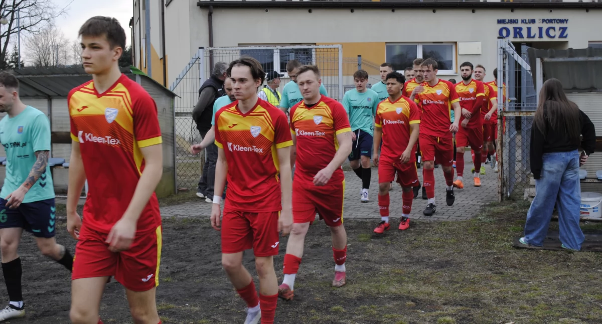 Piłka nożna, Pierwsza wiosenna porażka Orlicza - zdjęcie, fotografia