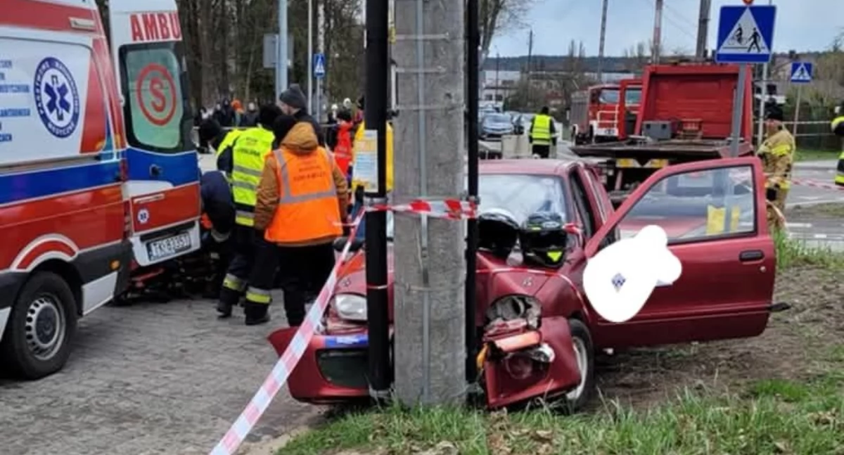 Wypadki , Incydent podczas rajdu Skaroes Skarżysku Kamiennej Samochód uderzył słup oświetleniowy - zdjęcie, fotografia