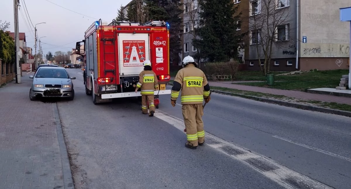 Straż Pożarna, Interwencja strażaków Suchedniowie Usuwanie plamy ropopochodnej - zdjęcie, fotografia
