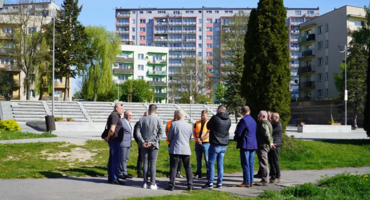 Informator Samorządowy Powiatu Skarżyskiego, ruszą prace przebudowie dwóch dróg powiatowych Skarżysku Łącznej Samorząd przekazał wykonawcy place budowy - zdjęcie, fotografia