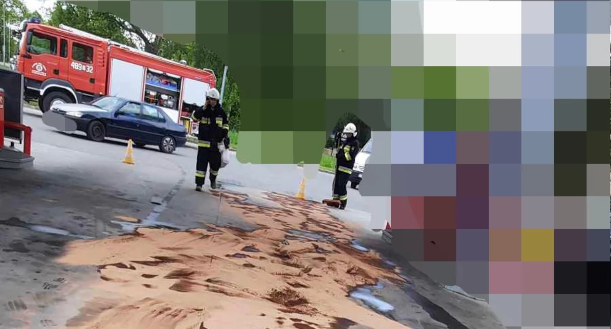 Straż Pożarna, Interwencja Lipowe Plebańskie Skarżysku Kamiennej Niebezpieczna plama stacji paliw - zdjęcie, fotografia