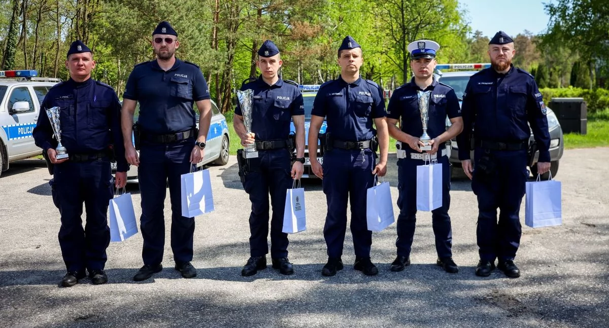Kronika policyjna , Policjanci skarżyskiej czołówce zawodów Bartłomiej Łazarczyk Paweł Jasztal najniższym stopniu podium - zdjęcie, fotografia