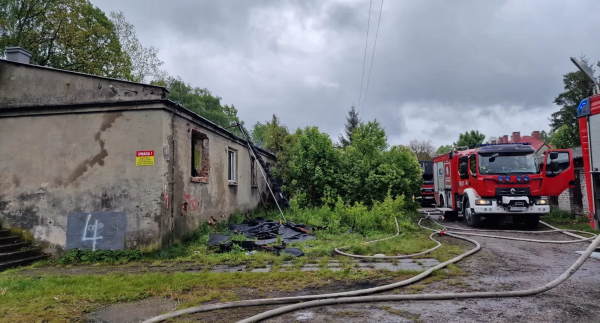 Pożary, Pożar opuszczonego budynku Asfaltowej Skarżysku Kamiennej Strażacy interweniowali niedzielny poranek - zdjęcie, fotografia