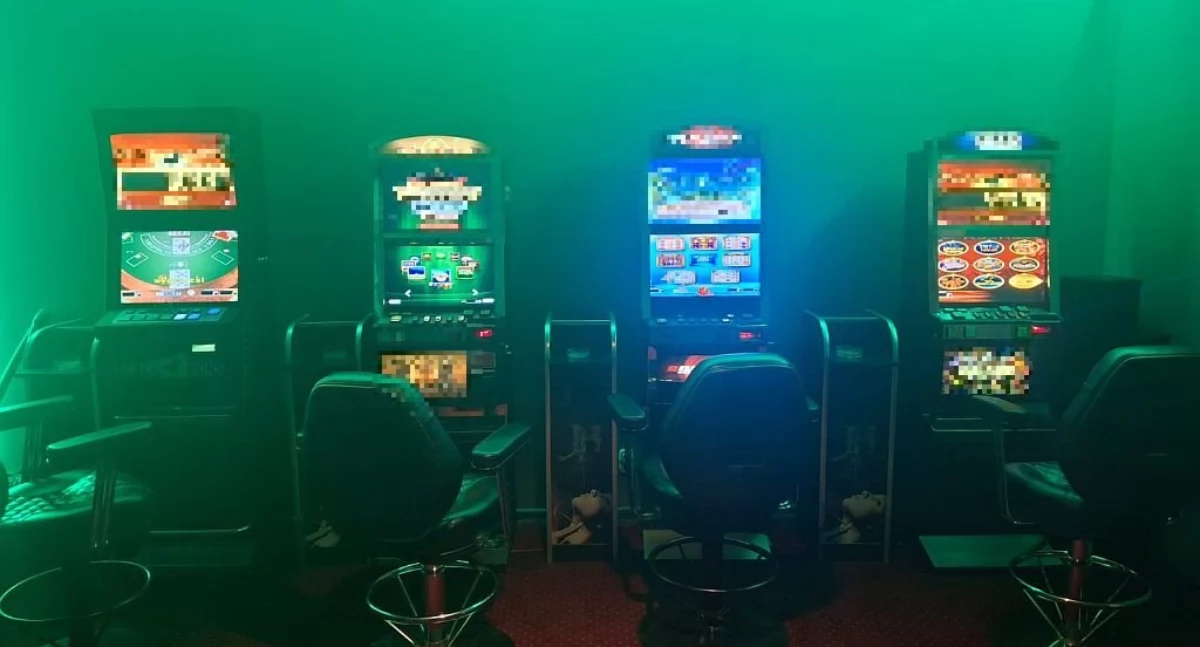 Kronika policyjna , Nielegalne automaty zabezpieczone Skarżysku Kamiennej latka kłopoty prawem - zdjęcie, fotografia