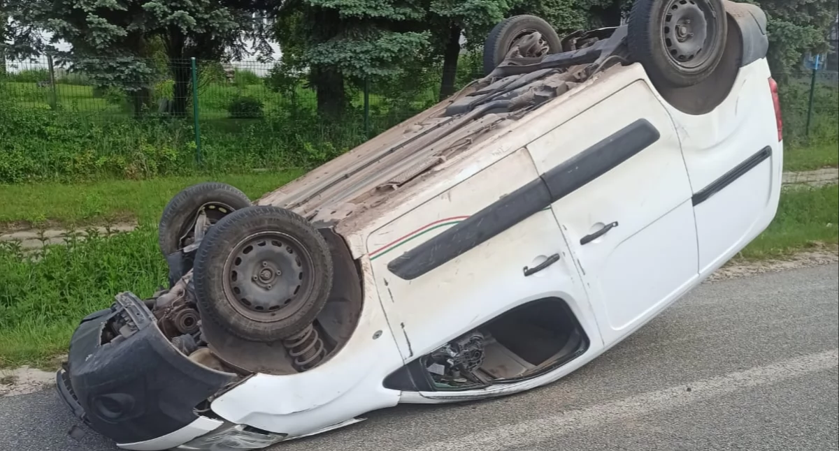 Wypadki , Wypadek Ostojowie Dachowanie zderzeniu starej siódemce - zdjęcie, fotografia