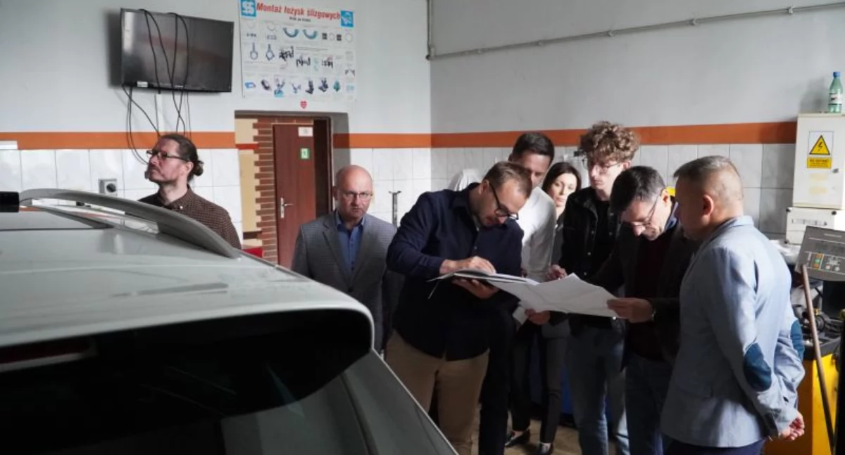 Informator Samorządowy Powiatu Skarżyskiego, Powiat Skarżyski przygotowuje modernizacji Centrum Kształcenia Zawodowego spotkanie robocze terenie inwestycji - zdjęcie, fotografia