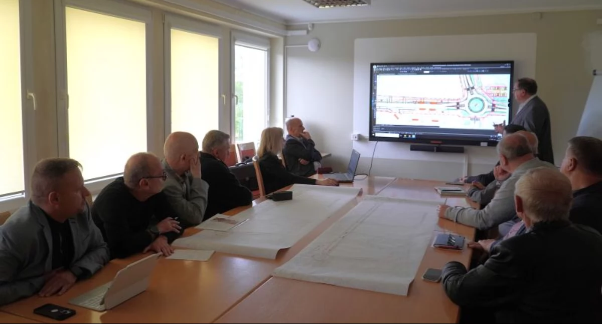 Informator Samorządowy Powiatu Skarżyskiego, Posiedzenie Komisji Budżetu Rozwoju Gospodarczego Infrastruktury Porządku Publicznego Powiatu Skarżyskiego omówiono koncepcje przebudowy kluczowej drogi - zdjęcie, fotografia