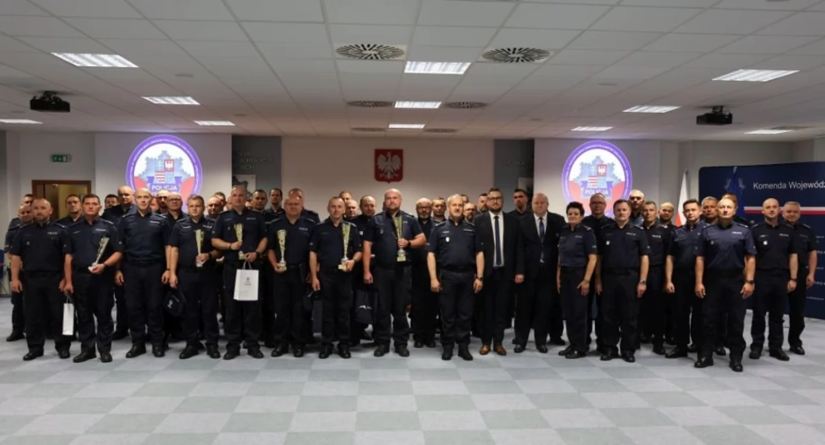 Kronika policyjna , Sukces policjantów Skarżyska Kamiennej wojewódzkim konkursie dzielnicowych podium - zdjęcie, fotografia