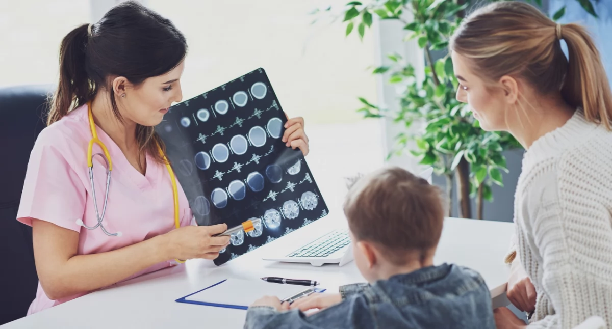 Materiały promocyjne, Neurolog dziecięcy kiedy zgłosić konsultację małym pacjentem - zdjęcie, fotografia